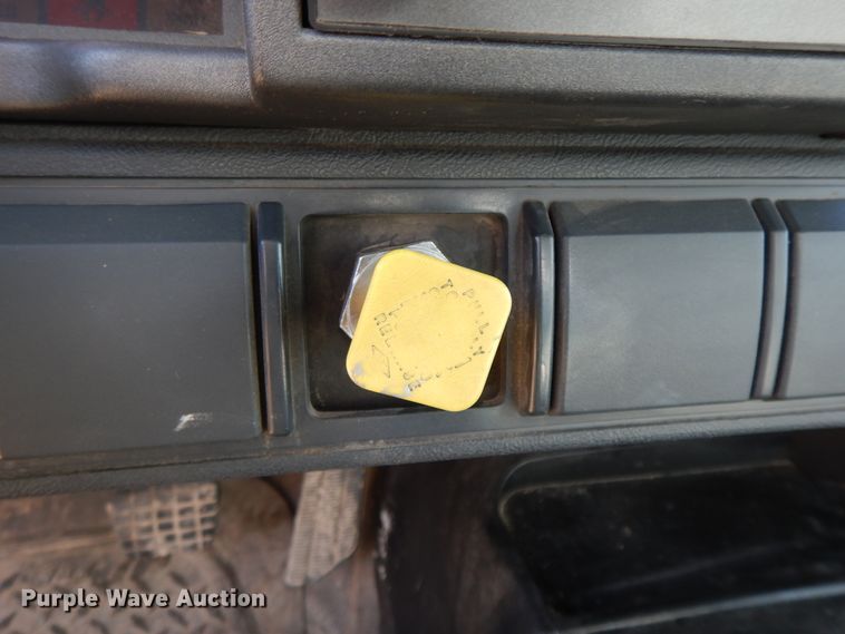 image for item GK9631 2000 GMC C7500  fuel truck