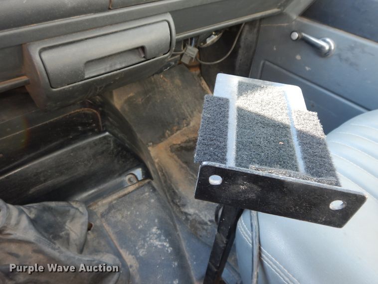 image for item GK9631 2000 GMC C7500  fuel truck