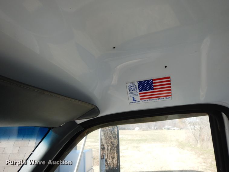 image for item GK9631 2000 GMC C7500  fuel truck