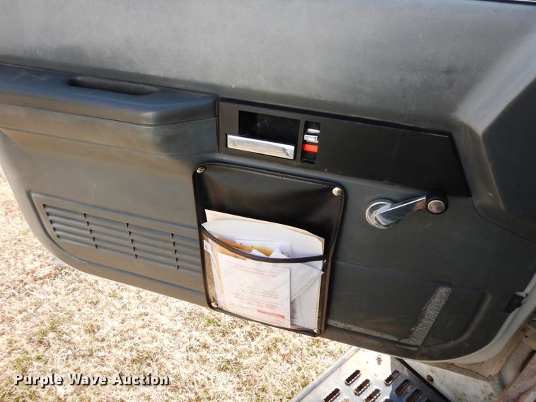 image for item GK9631 2000 GMC C7500  fuel truck