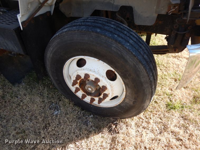 image for item GK9631 2000 GMC C7500  fuel truck