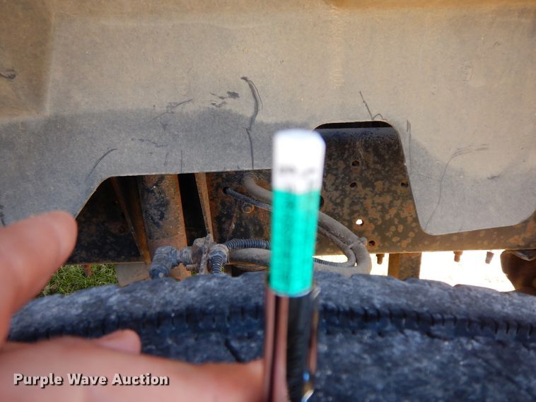 image for item GK9631 2000 GMC C7500  fuel truck