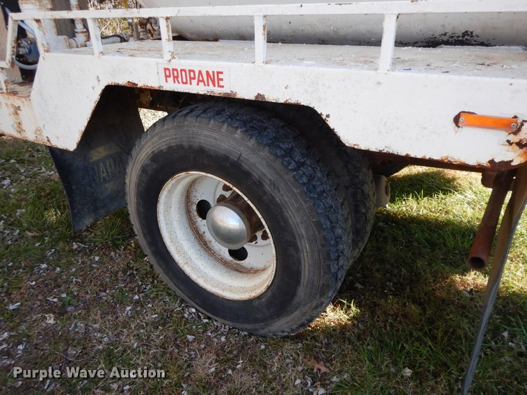 image for item GK9631 2000 GMC C7500  fuel truck