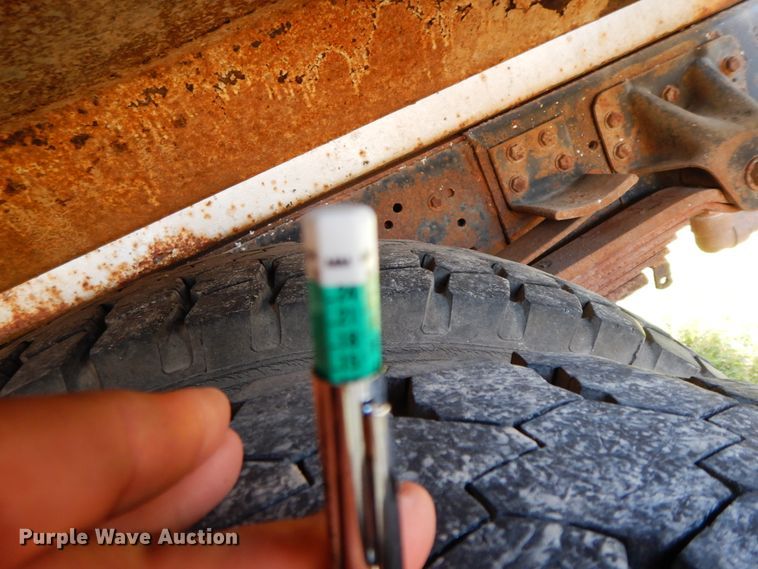 image for item GK9631 2000 GMC C7500  fuel truck