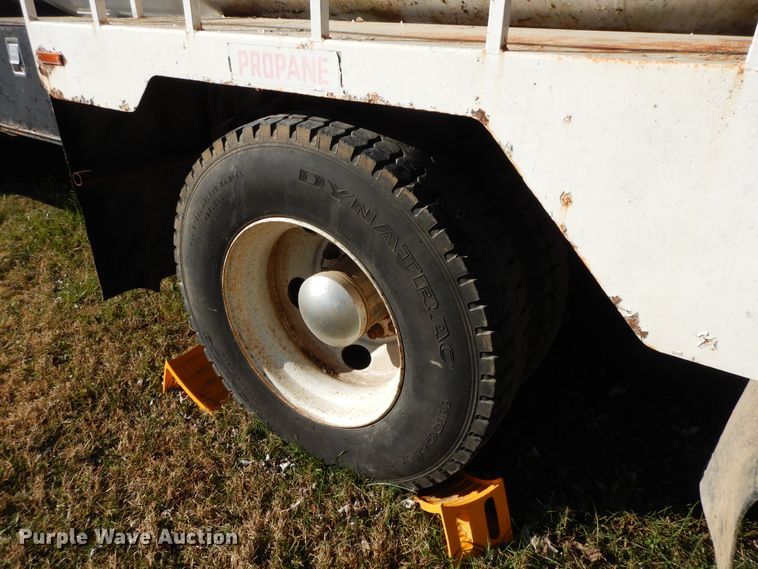 image for item GK9631 2000 GMC C7500  fuel truck