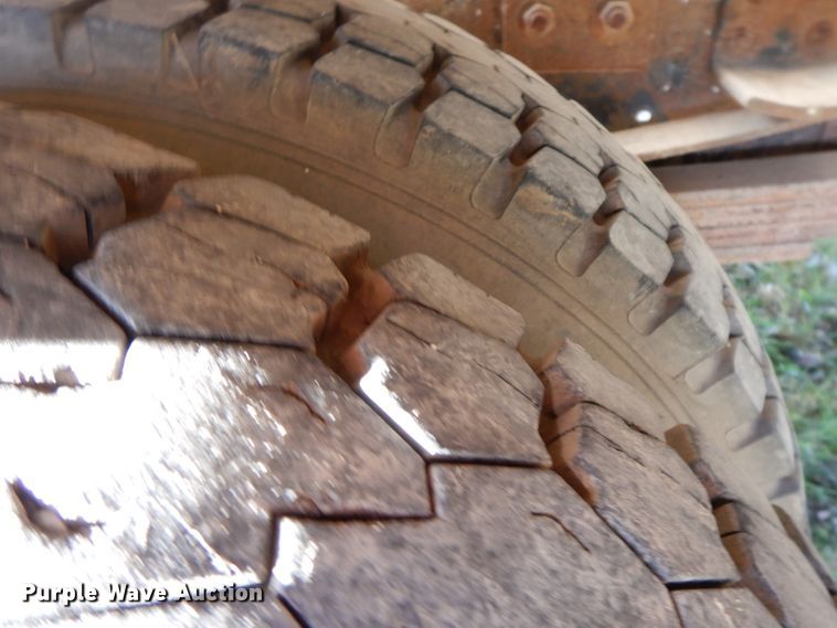 image for item GK9631 2000 GMC C7500  fuel truck