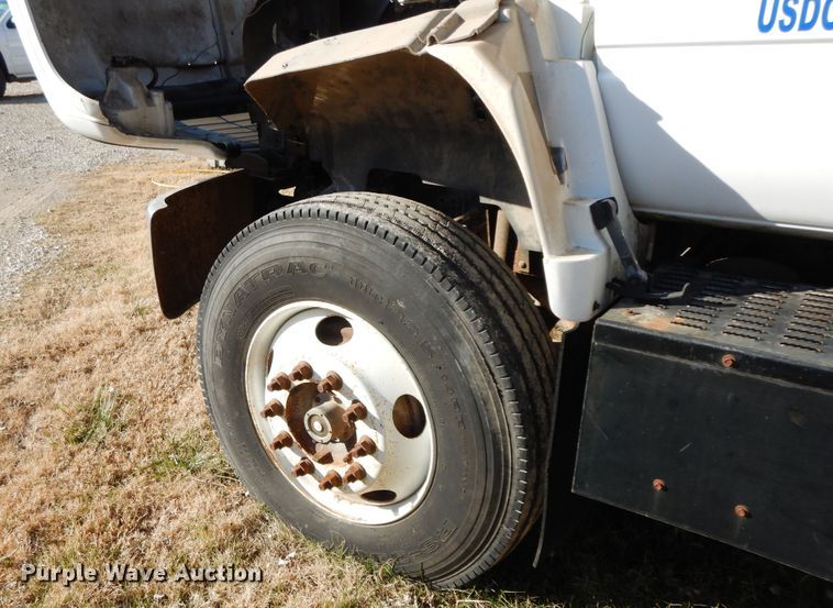 image for item GK9631 2000 GMC C7500  fuel truck