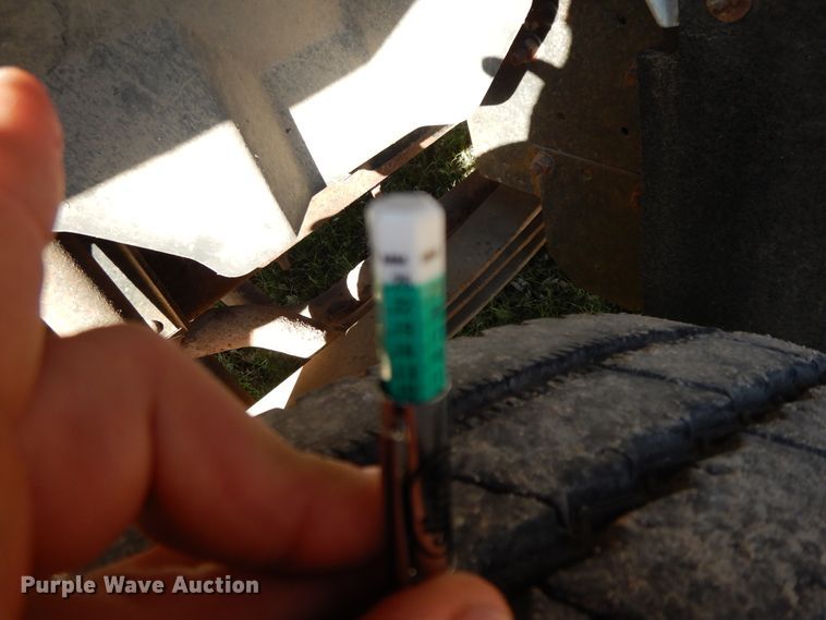 image for item GK9631 2000 GMC C7500  fuel truck