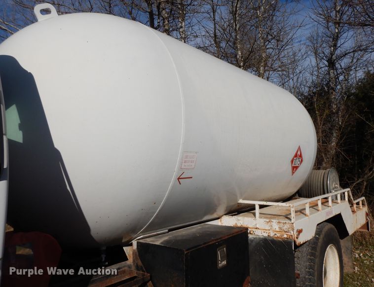 image for item GK9631 2000 GMC C7500  fuel truck