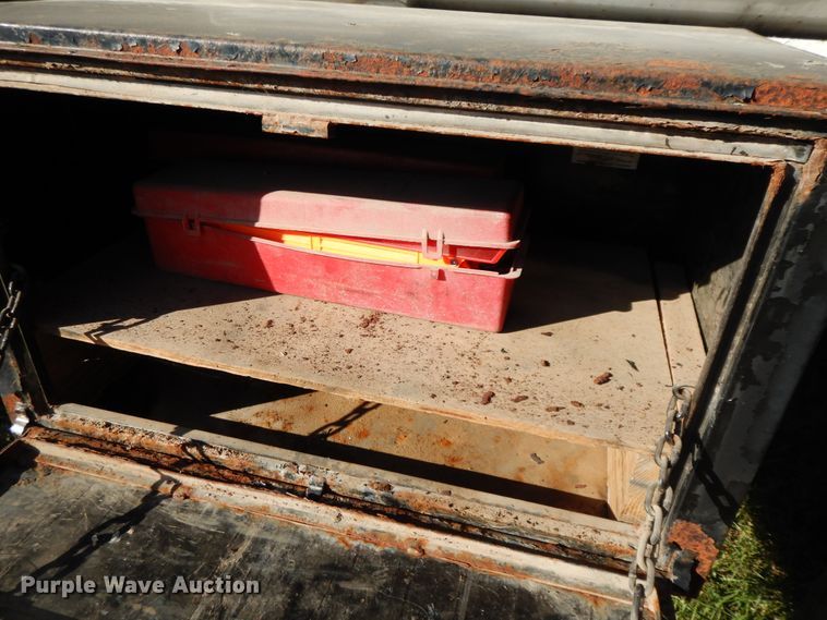 image for item GK9631 2000 GMC C7500  fuel truck