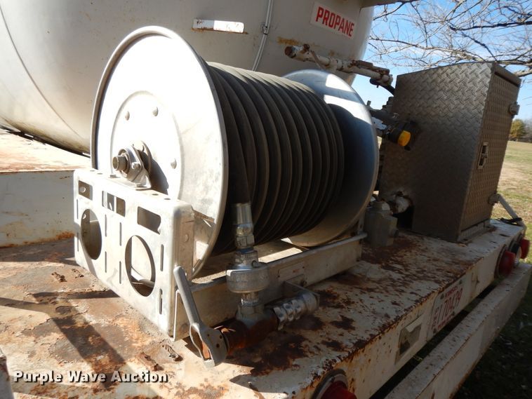 image for item GK9631 2000 GMC C7500  fuel truck