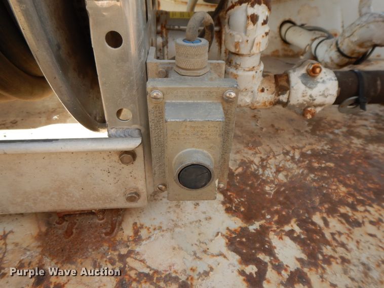 image for item GK9631 2000 GMC C7500  fuel truck