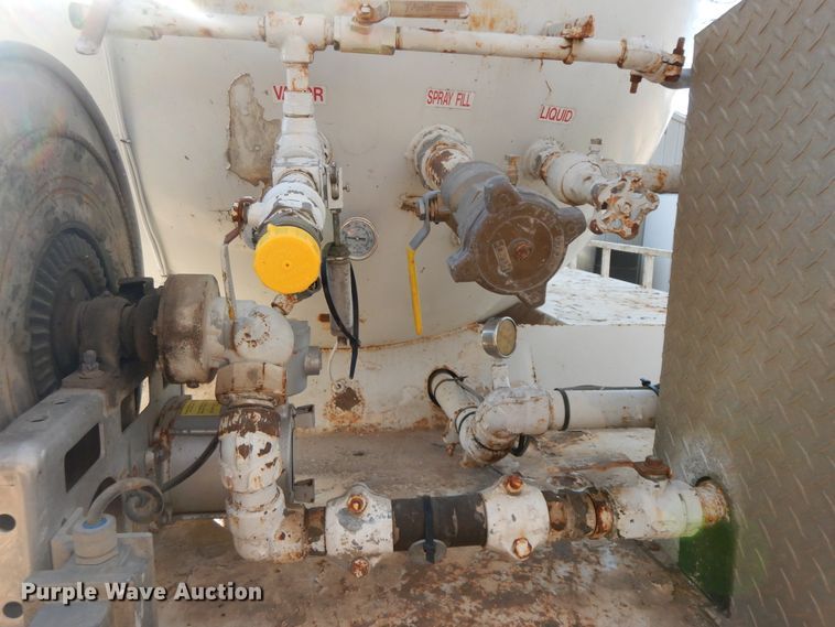 image for item GK9631 2000 GMC C7500  fuel truck