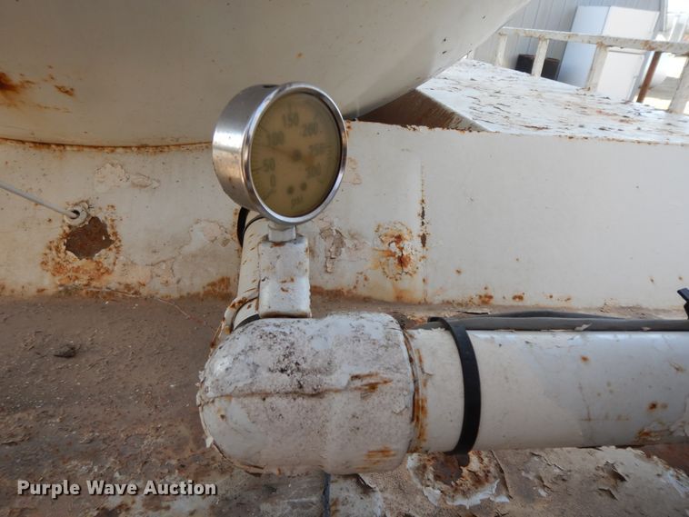 image for item GK9631 2000 GMC C7500  fuel truck