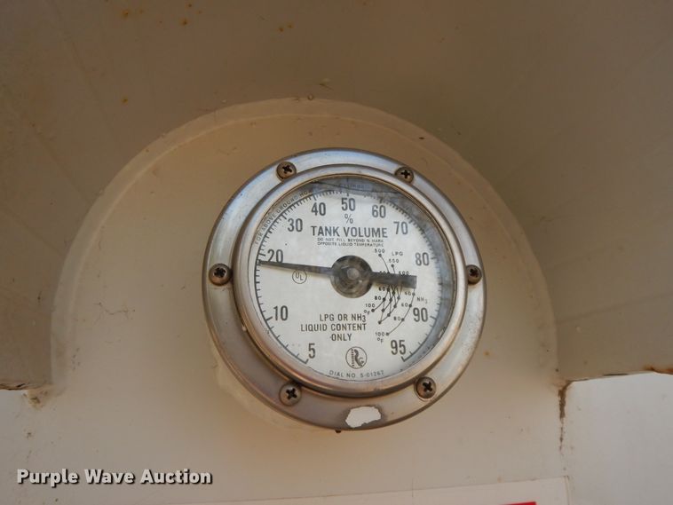 image for item GK9631 2000 GMC C7500  fuel truck