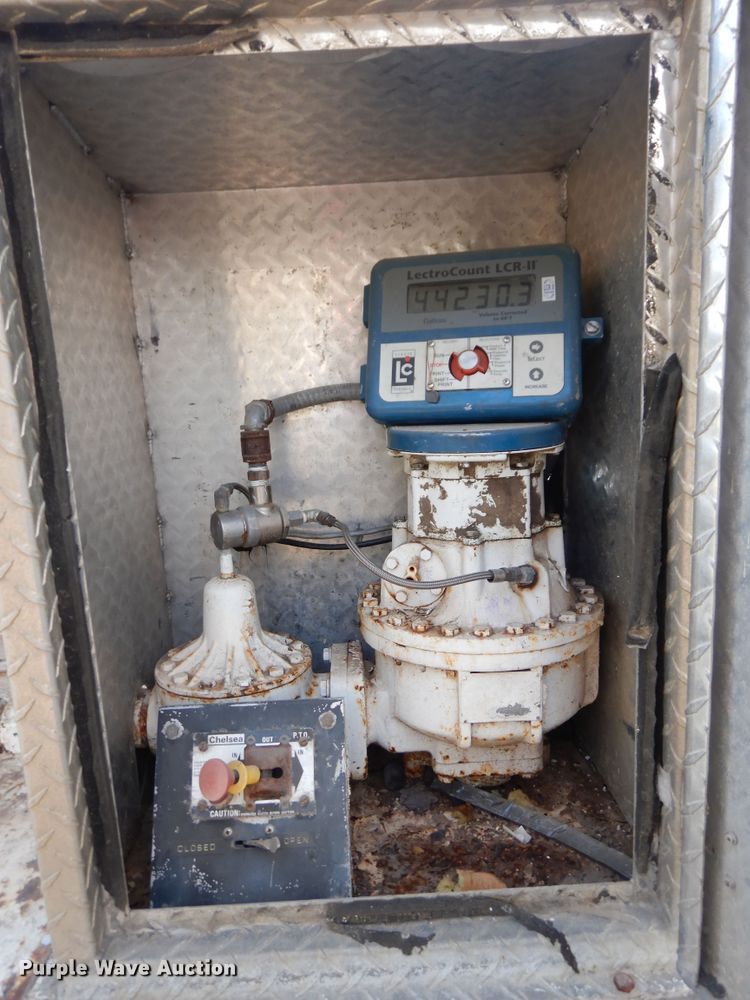 image for item GK9631 2000 GMC C7500  fuel truck