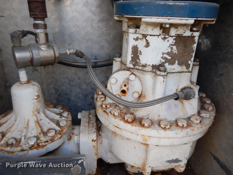 image for item GK9631 2000 GMC C7500  fuel truck