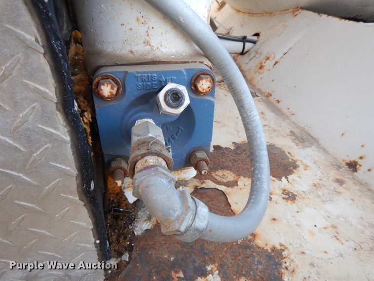 image for item GK9631 2000 GMC C7500  fuel truck