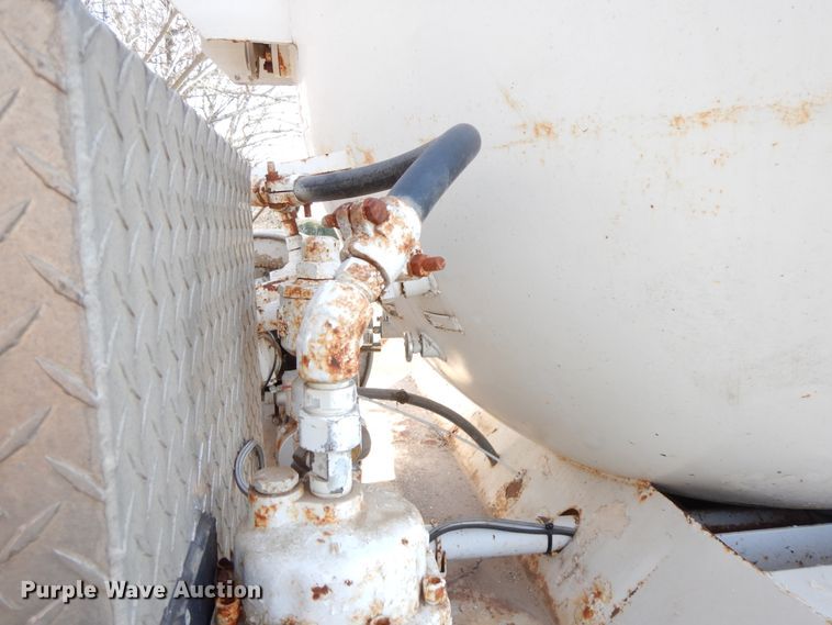 image for item GK9631 2000 GMC C7500  fuel truck