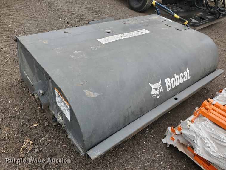 image for item HW9529 2015 Bobcat 72 Sweeper skid steer broom