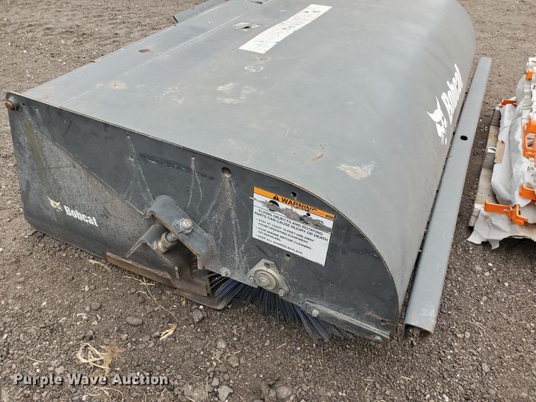 image for item HW9529 2015 Bobcat 72 Sweeper skid steer broom