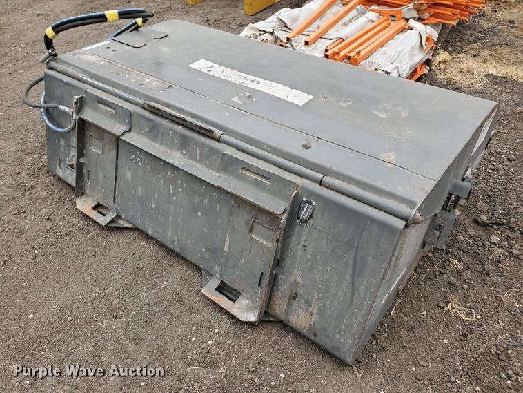 image for item HW9529 2015 Bobcat 72 Sweeper skid steer broom