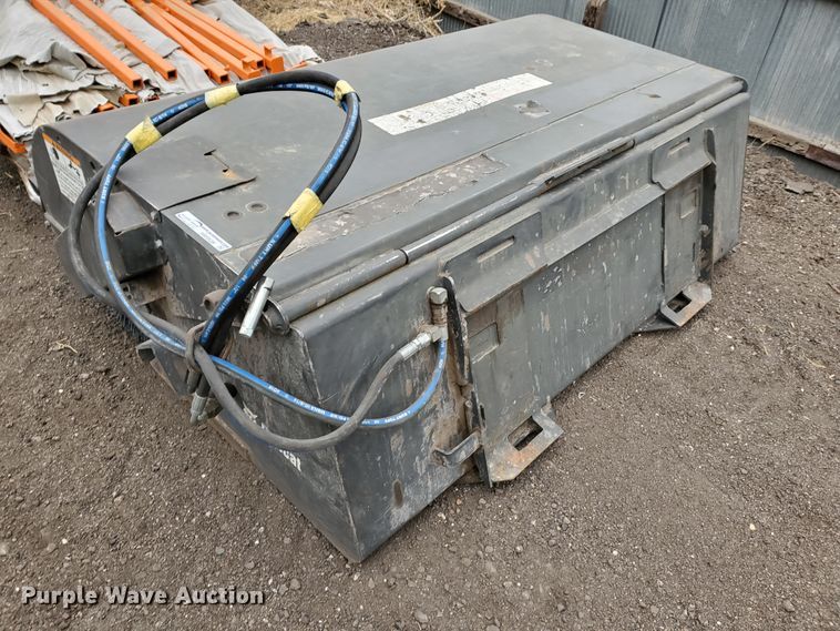 image for item HW9529 2015 Bobcat 72 Sweeper skid steer broom