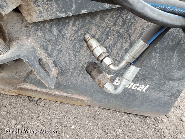 image for item HW9529 2015 Bobcat 72 Sweeper skid steer broom