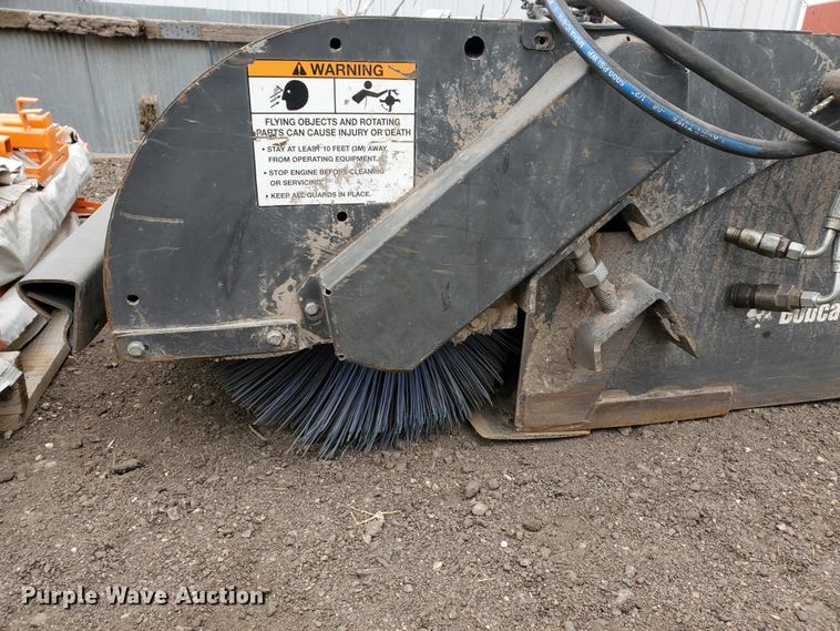image for item HW9529 2015 Bobcat 72 Sweeper skid steer broom