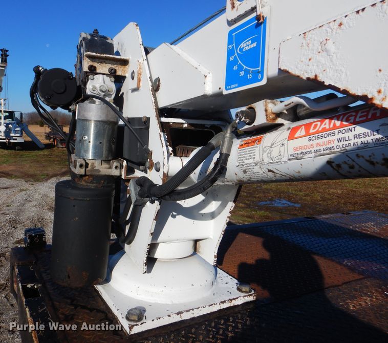 image for item HX9053 2006 GMC W4500  flatbed truck with crane