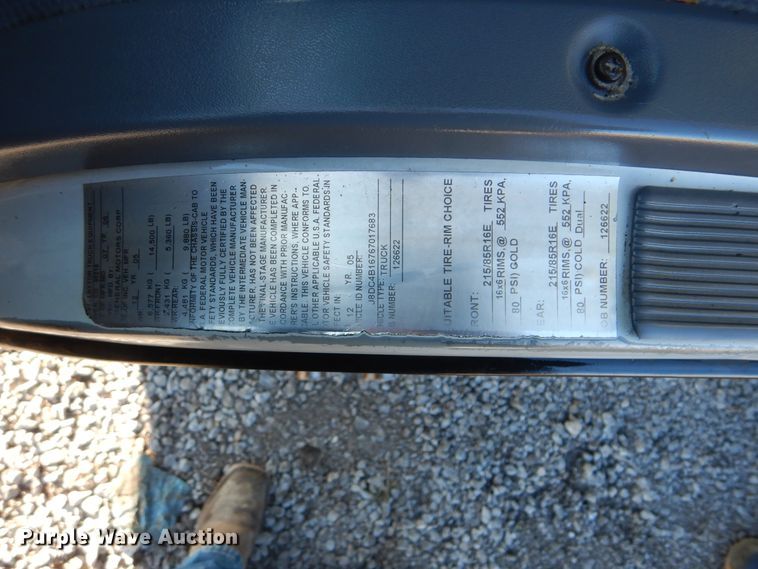 image for item HX9053 2006 GMC W4500  flatbed truck with crane