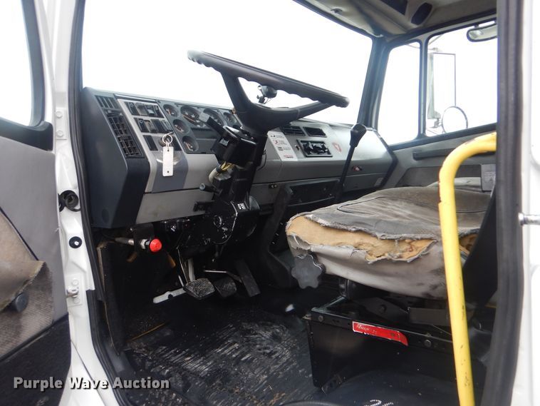 image for item HX9063 1998 Freightliner FL70  box truck