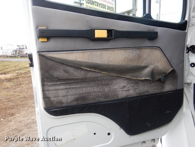 image for item HX9063 1998 Freightliner FL70  box truck