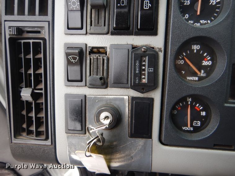 image for item HX9063 1998 Freightliner FL70  box truck