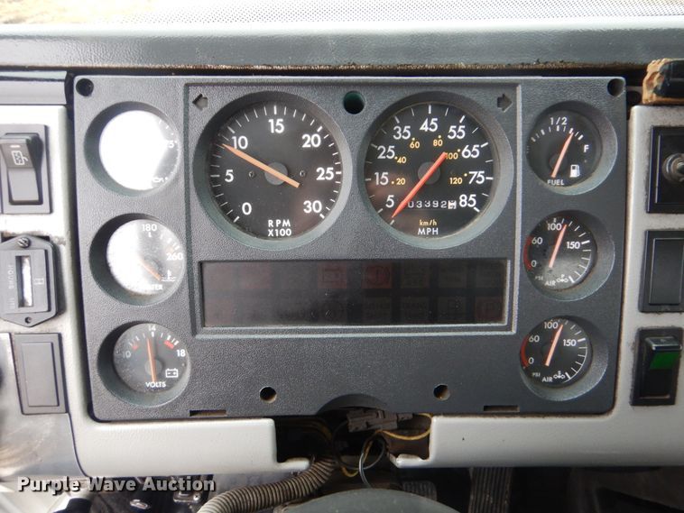 image for item HX9063 1998 Freightliner FL70  box truck