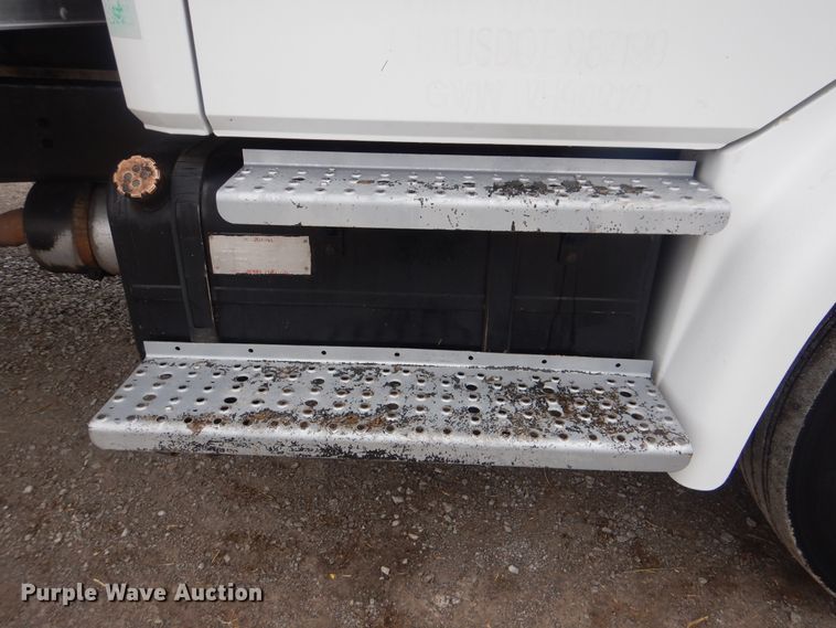 image for item HX9063 1998 Freightliner FL70  box truck