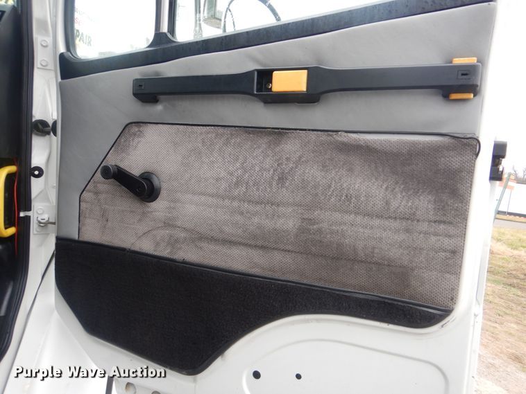 image for item HX9063 1998 Freightliner FL70  box truck