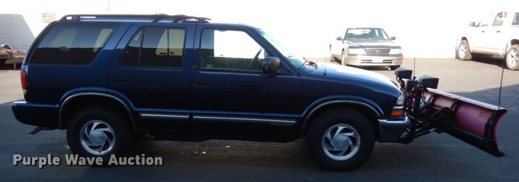 image for item HX9511 2000 Chevrolet Blazer  SUV