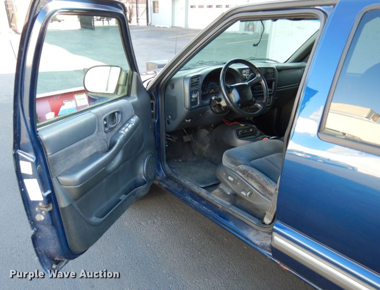 image for item HX9511 2000 Chevrolet Blazer  SUV