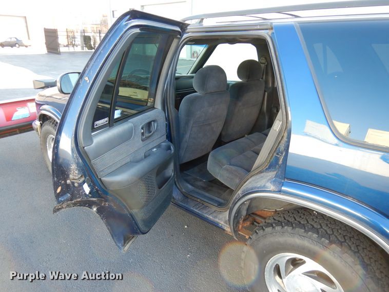 image for item HX9511 2000 Chevrolet Blazer  SUV