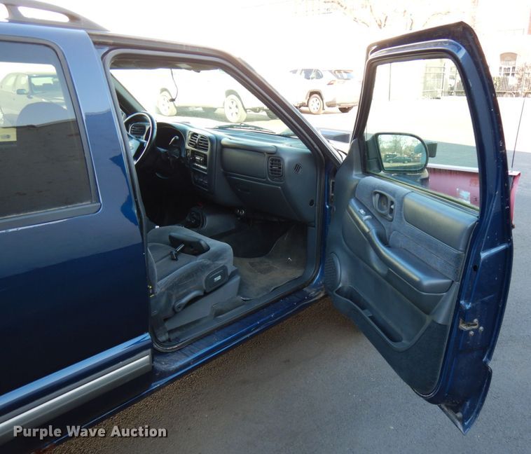 image for item HX9511 2000 Chevrolet Blazer  SUV