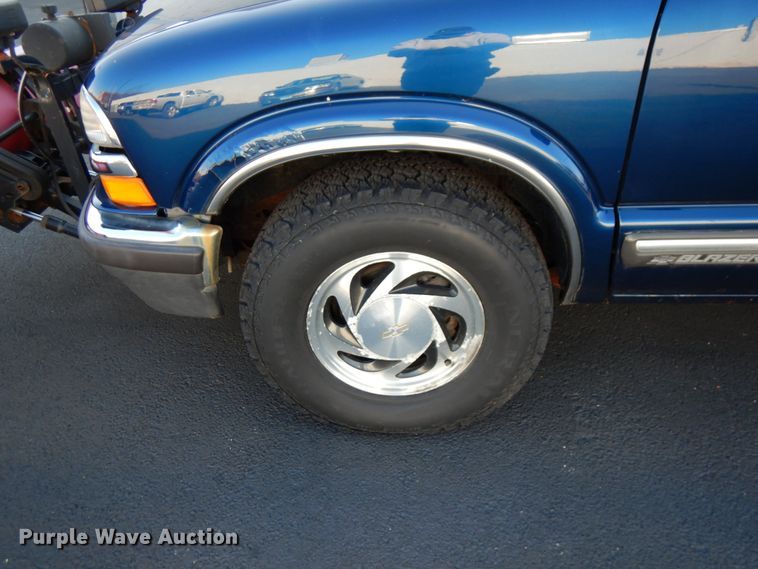 image for item HX9511 2000 Chevrolet Blazer  SUV