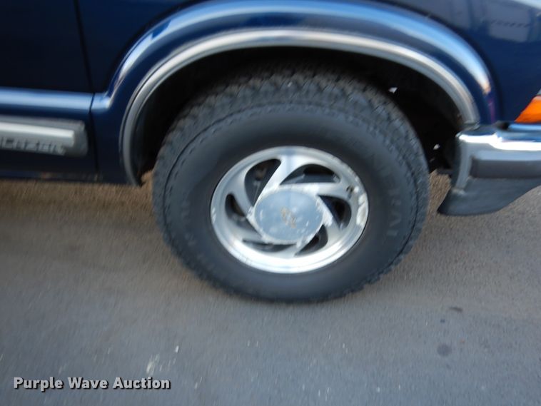 image for item HX9511 2000 Chevrolet Blazer  SUV