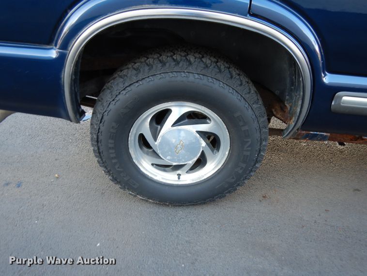 image for item HX9511 2000 Chevrolet Blazer  SUV