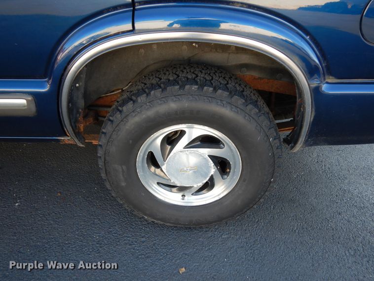 image for item HX9511 2000 Chevrolet Blazer  SUV