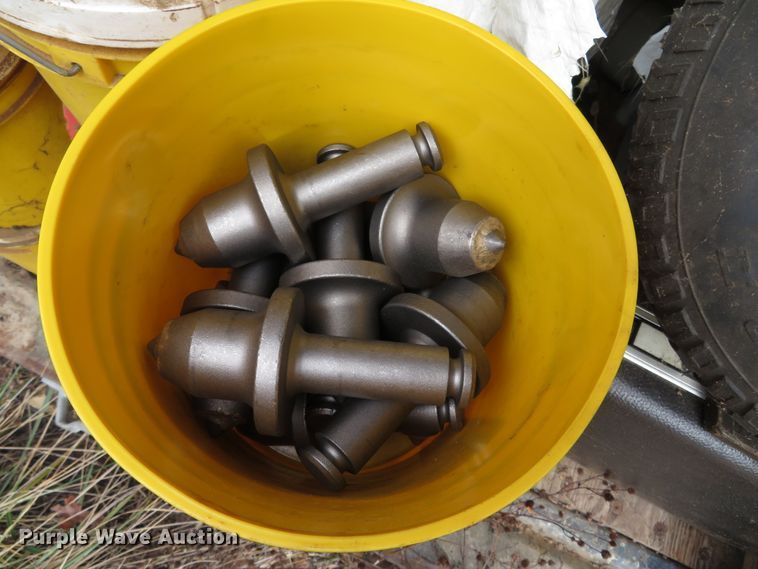 image for item DH0630 Approximately 250 Vermeer T850 rock teeth