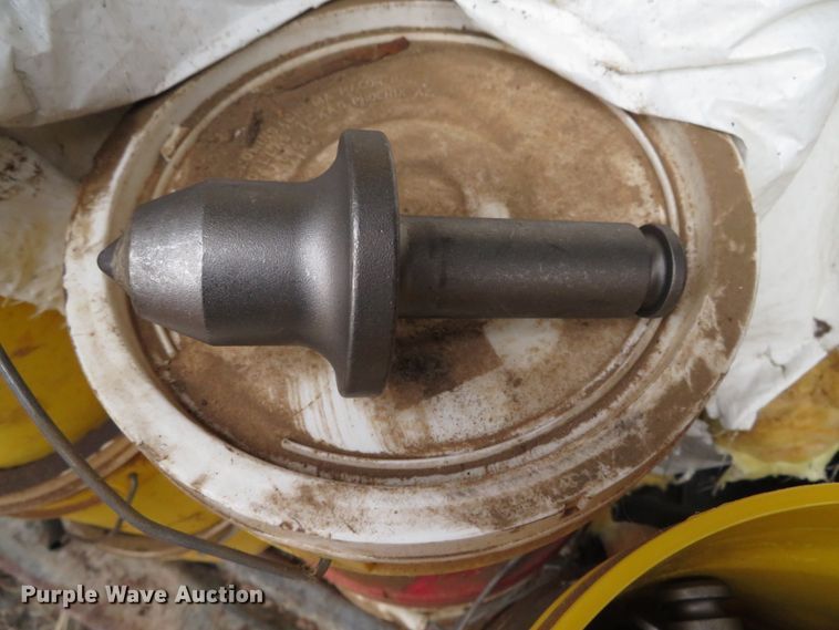 image for item DH0630 Approximately 250 Vermeer T850 rock teeth