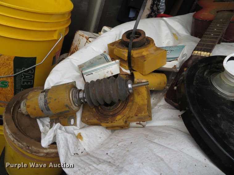 image for item DH0630 Approximately 250 Vermeer T850 rock teeth