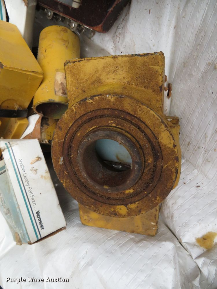 image for item DH0630 Approximately 250 Vermeer T850 rock teeth