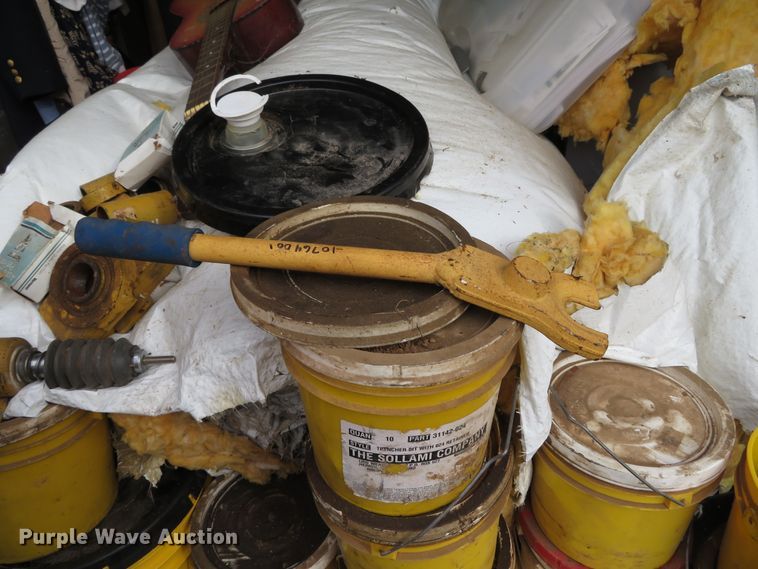 image for item DH0630 Approximately 250 Vermeer T850 rock teeth